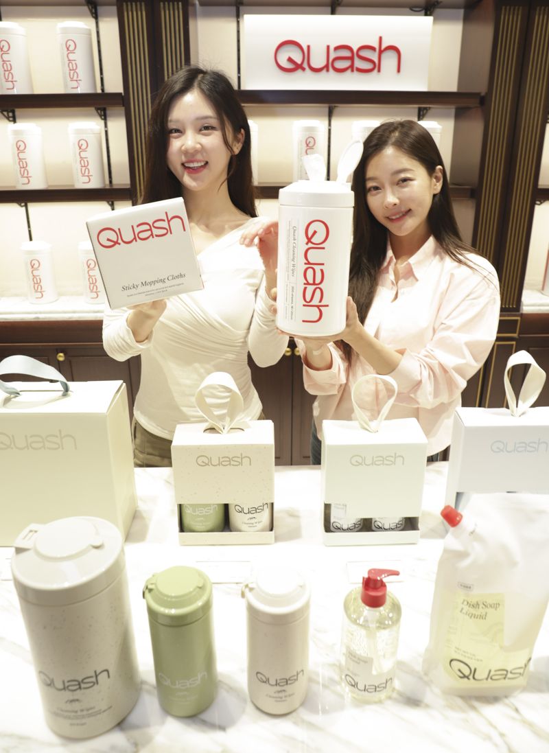 감각적인 디자인과 기능성을 갖춘 청소용품 브랜드 &#39;쿼시&#39; 팝업스토어에서 직원들이 제품을 소개하고 있다. 신세계백화점 제공