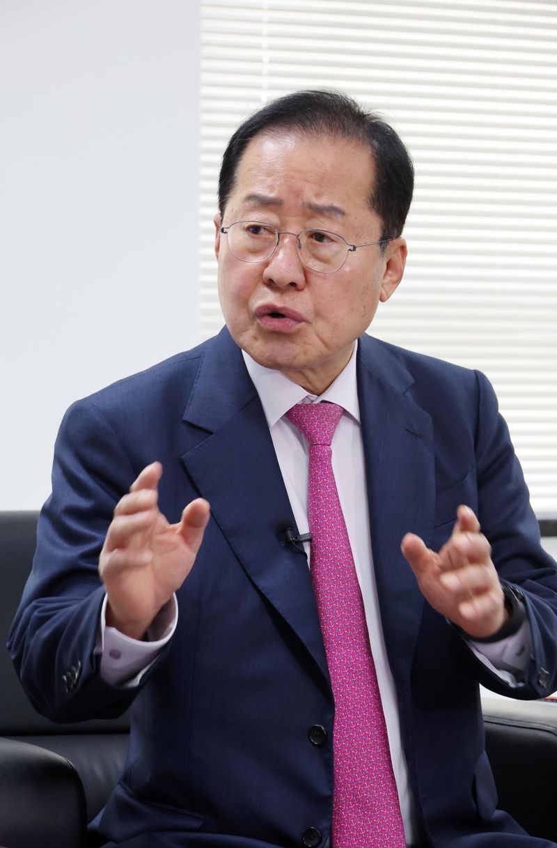 홍준표 국민의힘 대선경선 후보가 지난 19일 서울 여의도 대하빌딩 캠프에서 파이낸셜뉴스와 가진 인터뷰에서 주요 현안에 대해 의견을 밝히고 있다. 사진=박범준 기자