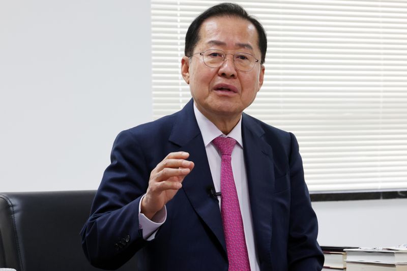 홍준표 국민의힘 대선경선 후보가 지난 19일 서울 여의도 대하빌딩 캠프에서 파이낸셜뉴스와 가진 인터뷰에서 주요 현안에 대해 의견을 밝히고 있다. 사진=박범준 기자