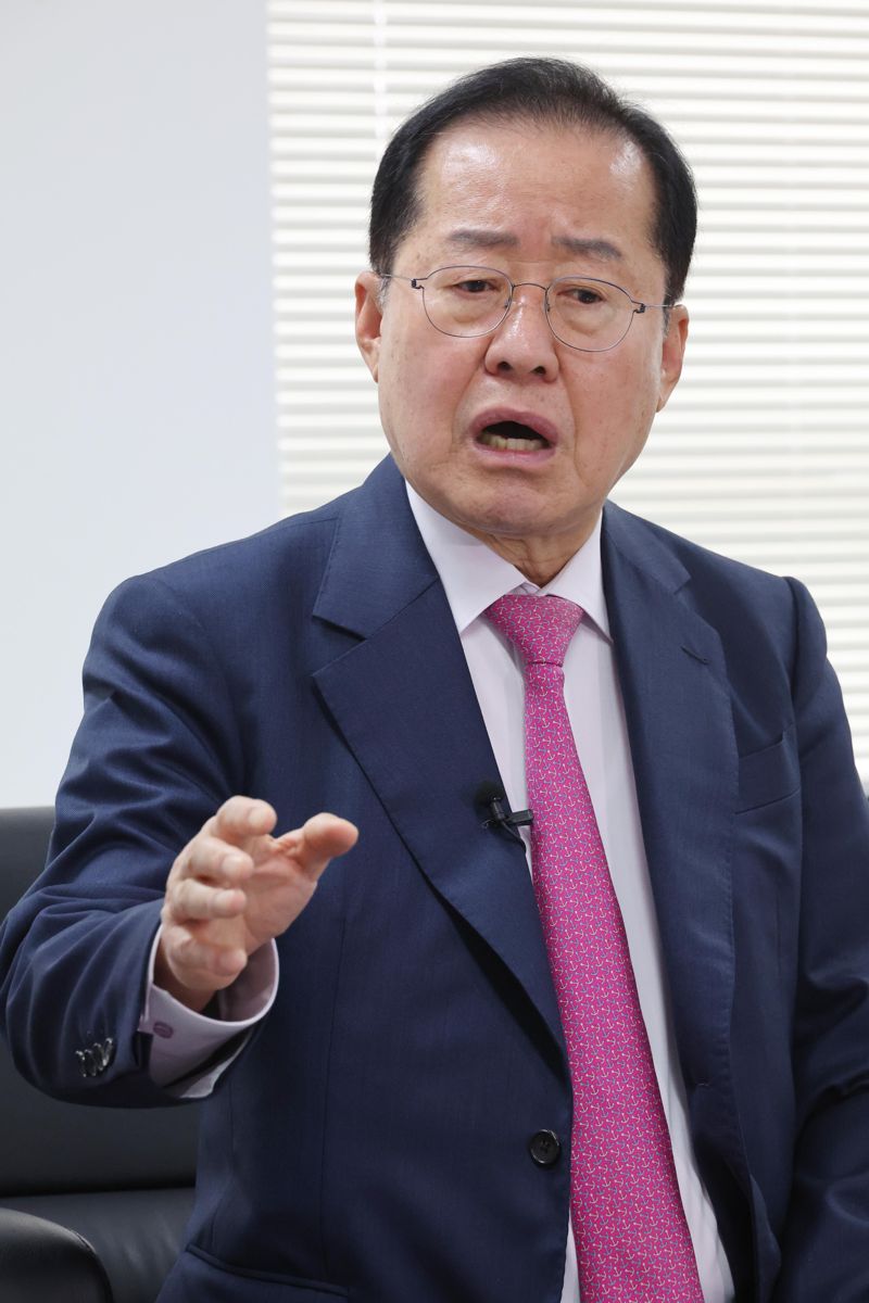 홍준표 국민의힘 대선경선 후보가 지난 19일 서울 여의도 대하빌딩 캠프에서 파이낸셜뉴스와 가진 인터뷰에서 주요 현안에 대해 의견을 밝히고 있다. 사진=박범준 기자