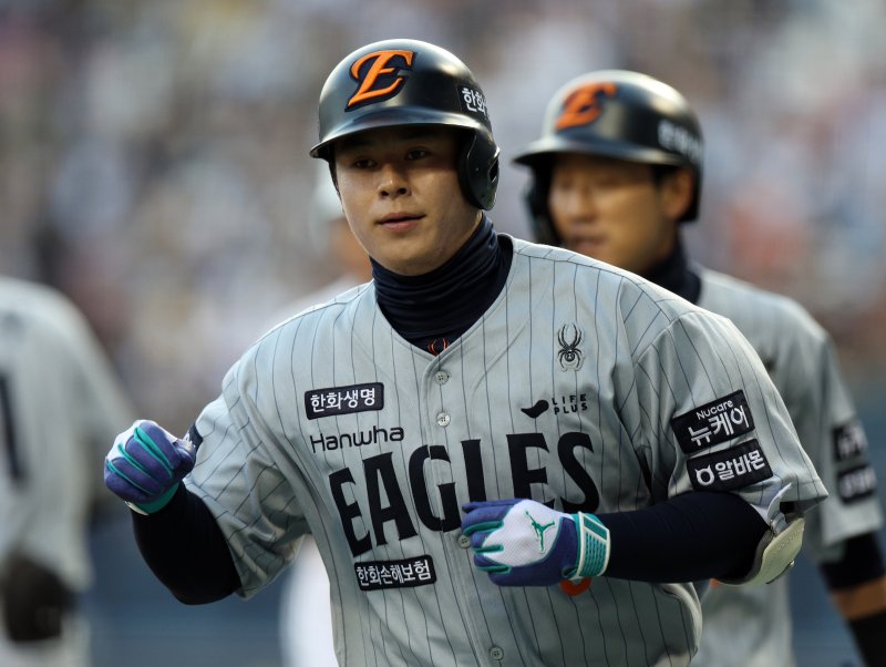 잠실야구장에서 열린 2025 KBO리그 <span id='_stock_code_000880' data-stockcode='000880'>한화</span> 이글스와 <span id='_stock_code_000150' data-stockcode='000150'>두산</span> 베어스의 경기, 1회초 무사 1,2루 한화 노시환이 홈런을 치고 홈 베이스를 밟고 있다.뉴시스