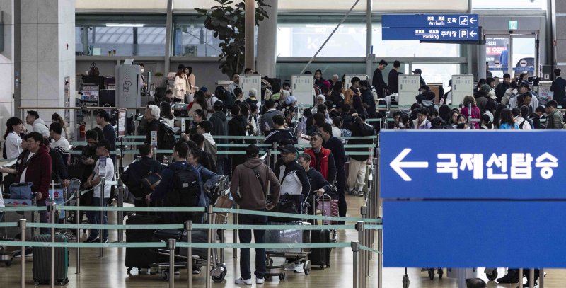 4월 17일 인천국제공항 제1여객터미널 출국장이 여행객들로 붐비고 있다. &#x2F;사진&#x3D;뉴시스