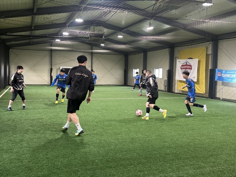 <span id='_stock_code_161390' data-stockcode='161390'>한국타이어앤테크놀로지</span>는 지난 19일 경기도 남양주시 일대 실내 경기장에서 발달장애인 축구단 '다산위드FC'를 대상으로 임직원 축구 봉사활동을 진행했다고 20일 밝혔다. 한국타이어 제공