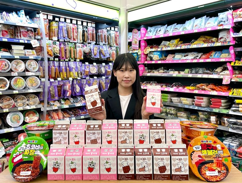 CU가 MZ세대에게 사랑받는 카카오톡 이모티콘 인기 1위 캐릭터 '가나디'를 활용한 컬래버 상품을 단독 출시한다. CU 제공