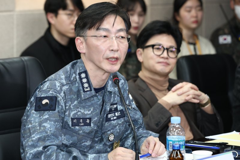 이국종 국군대전병원장이 지난해 2월 대전시 유성구 국군대전병원 대회의실에서 열린 간담회에서 발언하고 있다. 뉴시스