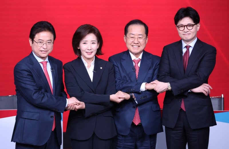 이철우(왼쪽부터), 나경원, 홍준표, 한동훈 제21대 대통령 선거 국민의힘 경선 후보가 20일 서울 강서구 ASSA아트홀에서 열린 &#39;제21대 대통령 선거 국민의힘 1차 경선 B조 토론회&#39;에서 토론 시작 전 기념촬영을 하고 있다.   뉴시스