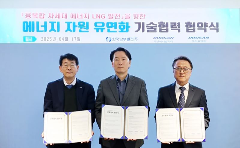 17일 세종시 소재 신세종빛드림본부에서 열린 협약식에서 김덕수 <span id='_stock_code_034020' data-stockcode='034020'>두산에너빌리티</span> 상무, 신춘호 한국남부발전 본부장, 이승준 <span id='_stock_code_336260' data-stockcode='336260'>두산퓨얼셀</span> 상무(왼쪽부터)가 포즈를 취하고 있다. 두산퓨얼셀 제공