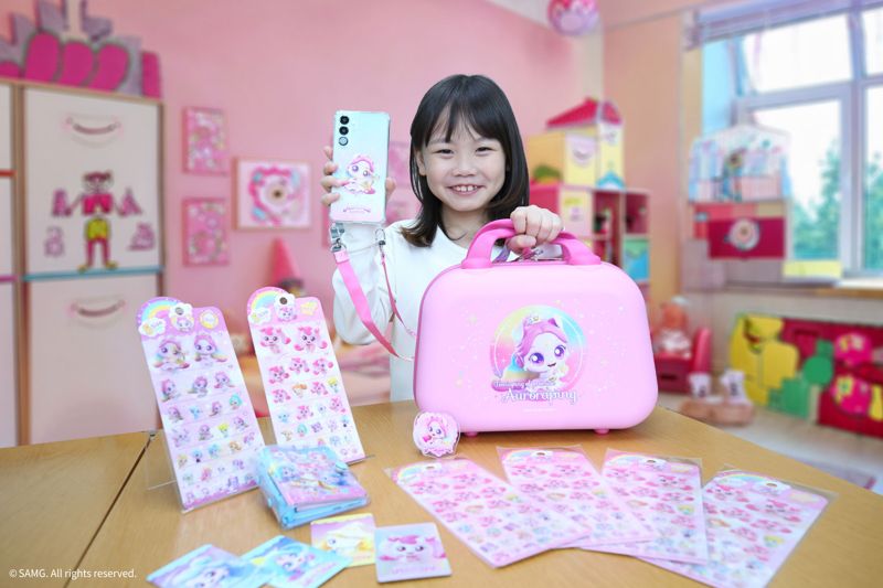 <span id='_stock_code_003550' data-stockcode='003550'>LG</span>유플러스 모델이 캐치! 티니핑 굿즈 세트를 소개하고 있다. <span id='_stock_code_032640' data-stockcode='032640'>LG유플러스</span> 제공