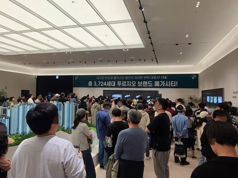 용인 푸르지오 원클러스터 2&middot;3단지 견본주택 방문객들이 내부를 둘러보고 있다. <span id='_stock_code_047040' data-stockcode='047040'>대우건설</span> 제공