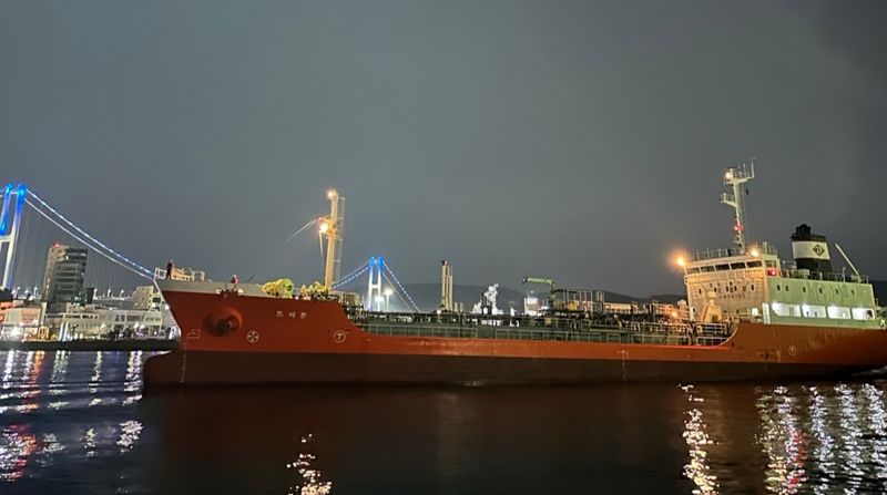 한국남부발전(주) 남제주발전소에 납품하기 위해 (주)아시아에너지 온산공장에서 만든 바이오중유를 가득 실은 선박이 울산항을 출항하고 있다. (주)아시아에너지 제공