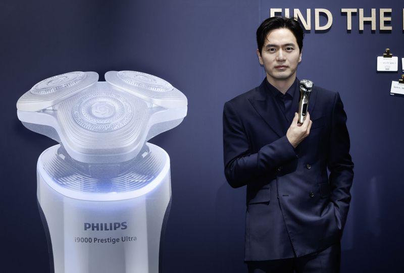 필립스 전기면도기 광고 모델 배우 이진욱이 ‘i9000 프레스티지 울트라’를 선보이고 있다.  /필립스코리아 제공