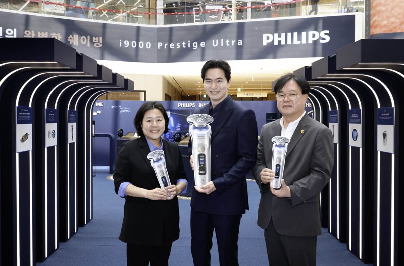 필립스 전기면도기 광고 모델 이진욱 배우와 함께 필립스코리아 퍼스널 헬스 사업부 이선영 대표(왼쪽에서 첫번째)와 <span id='_stock_code_139480' data-stockcode='139480'>이마트</span> 가전문화담당 정지윤 상무(왼쪽에서 세번째) 등 양사 임원진들이 모여 신제품 출시와 팝업스토어 오픈을 축하했다. /필립스코리아 제공