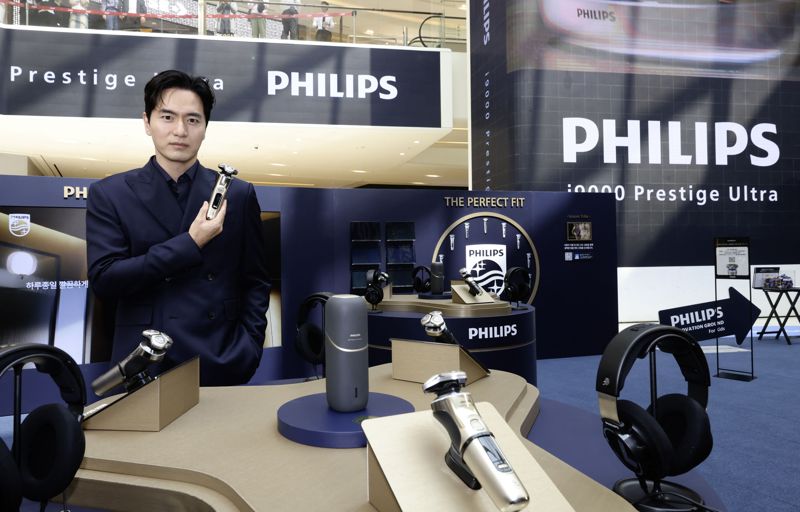 필립스 전기면도기 광고 모델 배우 이진욱이 현장을 방문해 신제품 출시 체험을 하고 있다.  /필립스코리아 제공
