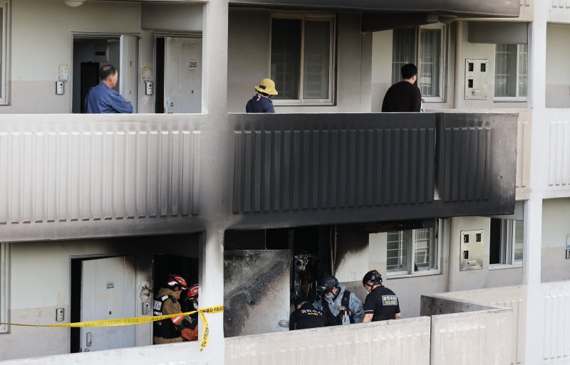 21일 오전 서울 관악구 봉천동 한 아파트에서 화재가 발생, 과학수사대원들이 현장을 감식하고 있다. 연합뉴스
