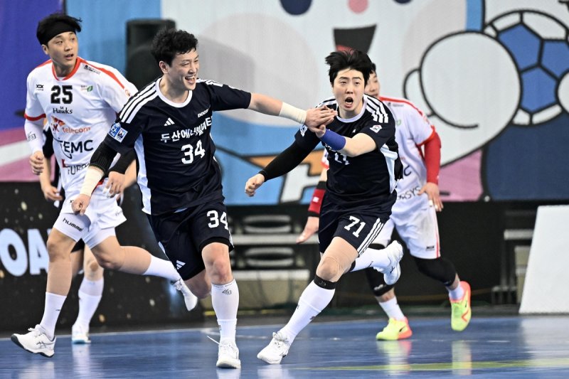 H리그 <span id='_stock_code_000150' data-stockcode='000150'>두산</span>의 강전구(34번)와 김진호(71번). 한국핸드볼연맹 제공