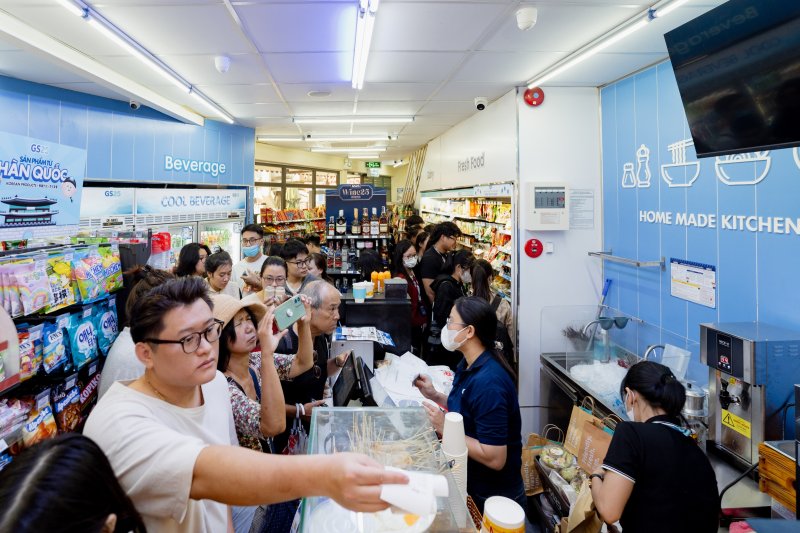 베트남 현지 고객들이 하노이에 오픈한 GS25를 이용하고 있다. GS25 제공