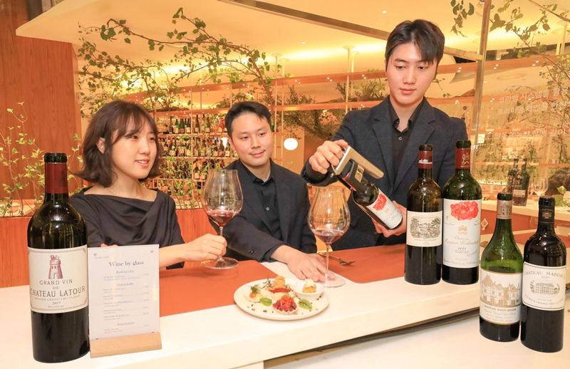 <span id='_stock_code_069960' data-stockcode='069960'>현대백화점</span> 압구정본점 지하 1층에 위치한 '프리미엄 글라스 와인 바'에서 고객들이 최고급 와인에 해당하는 5대 샤토를 글라스 와인으로 즐기고 있다.현대백화점 제공