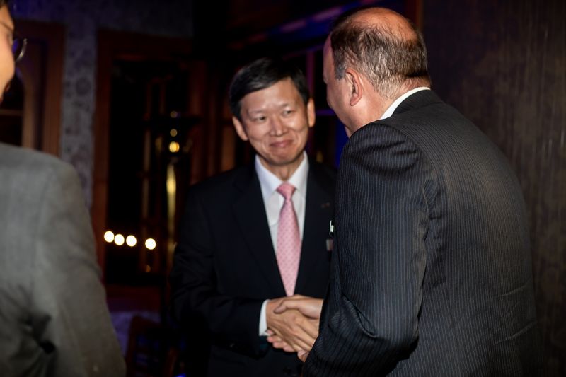 원종규 코리안리 사장이 지난 3일(현지시간) 콜롬비아 보고타 사무소 인근에서 열린 칵테일 리셉션에 참여해 참석자와 인사를 나누고 있다.&#x2F;사진&#x3D;코리안리