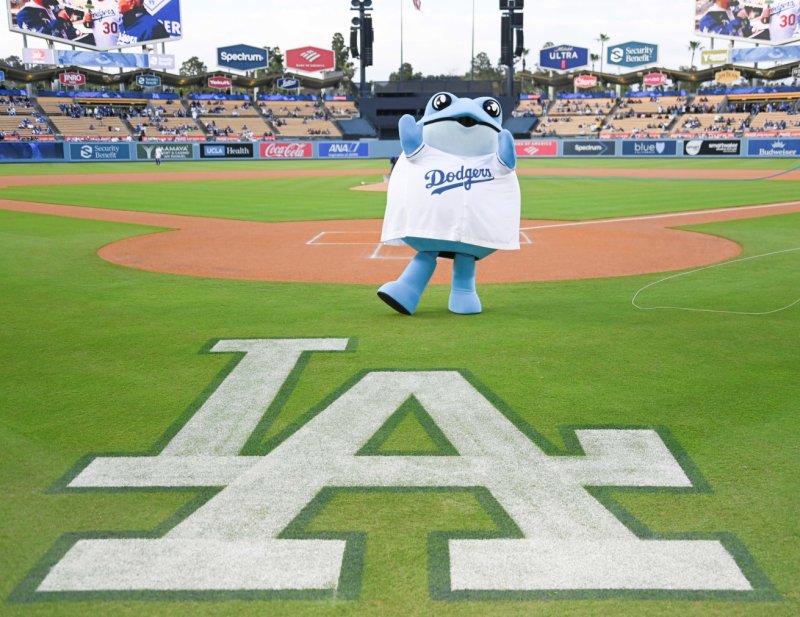 '진로(JINRO)' 대표 캐릭터인 두꺼비가 다저스타디움에서 시구자로 나서고 있다.하이트진로 제공