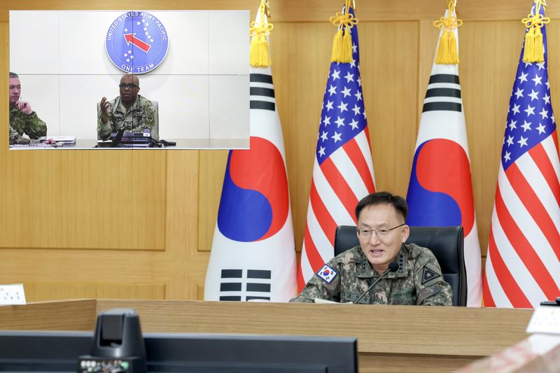 고창준 육군참모총장 직무대리는 22일, 로널드 P. 클라크 미 태평양육군사령관과 화상회의를 가졌다. 이번 회의는 양국 육군 차원에서 한미동맹의 굳건함을 재확인하고, 한미 육군 간 교류 및 안보협력을 강화하기 위해 실시되었다. 사진은 고창준 육군참모총장 직무대리가 화상을 통해 로널드 P. 클라크 미 태평양육군사령관과 대화를 나누는 모습. 육군 제공