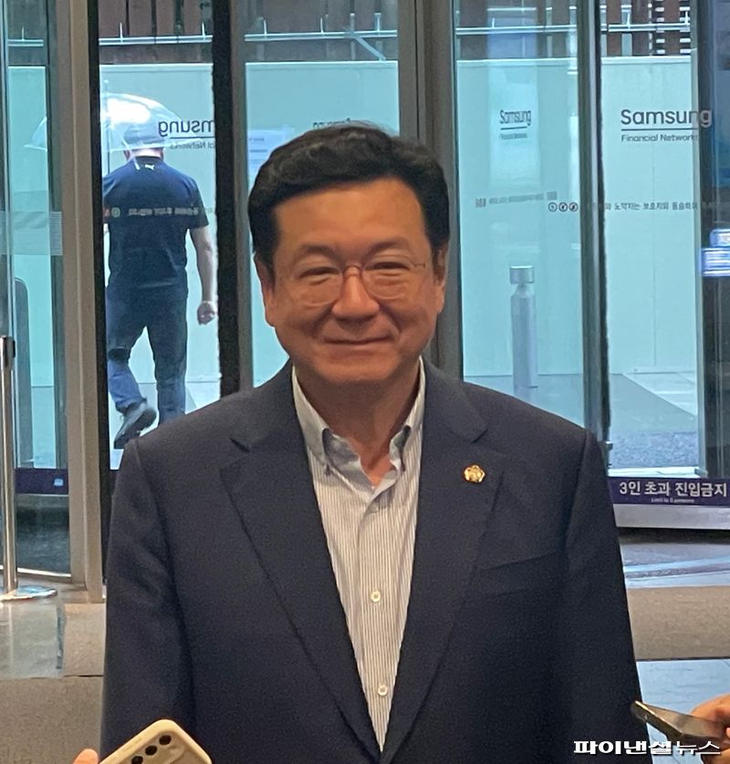 이찬희 삼성 준법감시위원회(준감위) 위원장이 22일 서울 서초구 <span id='_stock_code_032830' data-stockcode='032830'>삼성생명</span> 서초사옥에서 열린 준감위 정례회의에 앞서 기자들과 질의응답하고 있다. 사진=권준호 기자