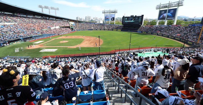 지난  20일 오후 서울 송파구 잠실야구장에서 열린 '2025 <span id='_stock_code_005450' data-stockcode='005450'>신한</span> SOL뱅크 KBO 리그' <span id='_stock_code_000270' data-stockcode='000270'>기아</span> 타이거즈와 <span id='_stock_code_000150' data-stockcode='000150'>두산</span> 베어스의 경기에서 만원 관중이 열띤 응원을 하고 있다. 뉴스1