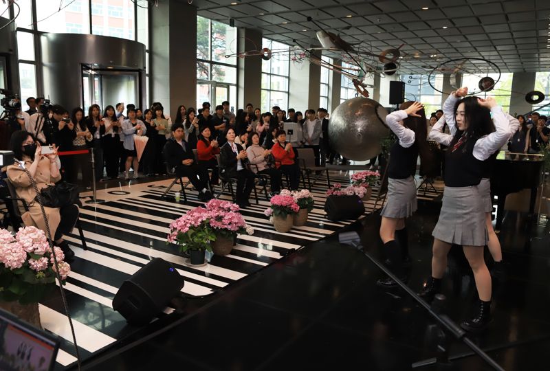 한림예고 실용음악과 학생들이 22일 서울 광화문 흥국생명빌딩 로비에서 공연을 하고 있다. <span id='_stock_code_023160' data-stockcode='023160'>태광</span>그룹 제공