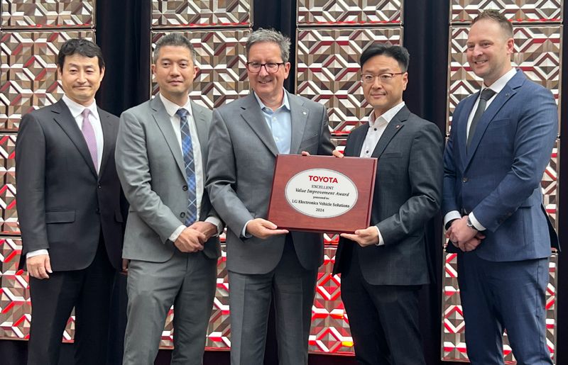 오해진 <span id='_stock_code_066570' data-stockcode='066570'>LG전자</span> VS북미법인장 상무(왼쪽에서 네 번째)와 토모 이이쿠보 도요타 북미법인 부품&middot;자재 구매 관리 담당 부사장(왼쪽에서 두 번째)이 미국 미시간주 디트로이트에서 열린 '도요타 연례 공급사 비즈니스 미팅' 2024 최고가치혁신상 시상식 후 기념 사진을 찍고 있다. LG전자 제공 