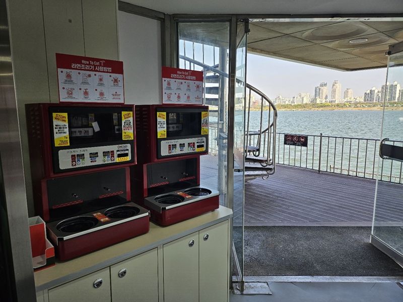CU 라면 특화 편의점 잠실선착장점에 설치된 라면조리기. <span id='_stock_code_282330' data-stockcode='282330'>BGF리테일</span> 제공