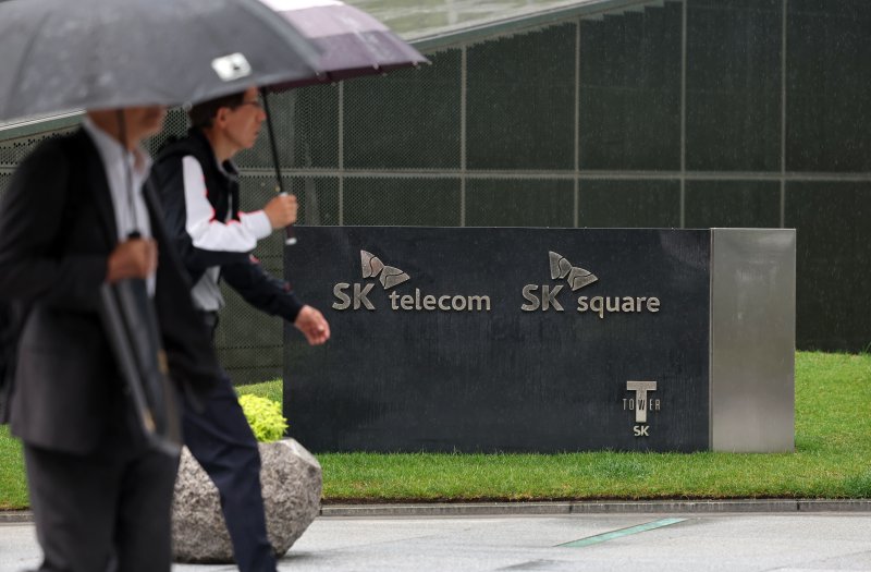 SK텔레콤이 해킹 공격으로 인한 유심 관련 일부 정보가 유출된 정황을 확인했다고 밝힌 22일 서울 중구 SKT 본사 모습. 연합뉴스