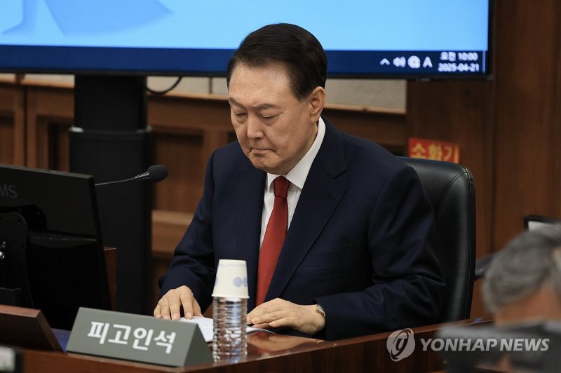 12&middot;3 비상계엄을 선포해 내란 우두머리 혐의로 재판에 넘겨진 윤석열 전 대통령이 21일 오전 서울 서초구 서울중앙지법 417호 법정의 피고인석에 앉아 있다.사진공동취재단 /사진=연합뉴스)