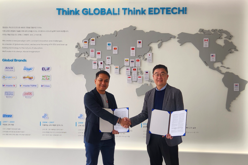 노중일 <span id='_stock_code_100220' data-stockcode='100220'>비상교육</span> 글로벌 컴퍼니 대표(오른쪽)가 일함 마우나(Ilham Mauna) 핀타르 영업총괄과 한국어 온라인 교육 콘텐츠 제휴 계약을 체결한 뒤 기념 촬영을 하고 있다. 비상교육 제공