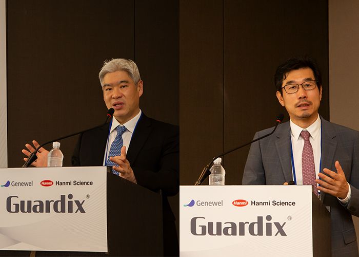 강상욱 세브란스병원 갑상선내분비외과 교수(왼쪽), 김태중 삼성서울병원 산부인과 교수가 22일 서울 중구 더 플라자 호텔에서 열린 가딕스 출시 20주년 기자간담회에서 의료 현장의 가딕스 적용 사례에 대해 설명하고 있다. 동성케미컬 제공