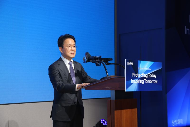 삼성화재는 22일 서울 서초동 삼성금융캠퍼스에서 다음달 출시 예정인 신상품을 공개하고, 보험시장 향후 발전 방향에 대해 논의하는 '언팩 컨퍼런스'를 개최했다. 이날 이문화 삼성화재 사장이 컨퍼런스 오프닝 세션을 보험이 나아갈 방향에 대한 메시지를 전달하고 있다./사진=삼성화재