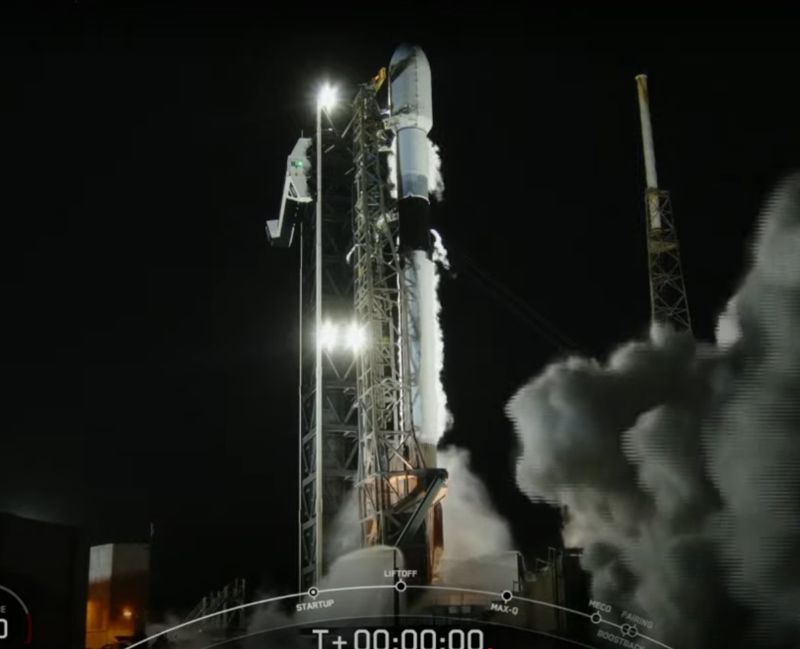 미국 플로리다주 케이프 커너베럴 우주군기지에서 21일(현지시간) 대한민국 정찰위성 4호기가 실린 스페이스X사의 팰컨-9 발사체가 발사되고 있다. 스페이스X 제공