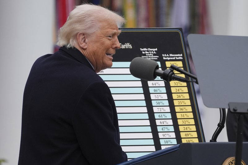 [워싱턴=AP/뉴시스]도널드 트럼프 미국 대통령이 2일(현지 시간) 백악관 경내 로즈가든에서 '미국을 다시 부유하게'라는 행사를 열고 국가별 상호관세를 발표하고 있다. 한국에 대해서는 25% 상호관세를 산정했다. 2025.04.03. /사진=뉴시스