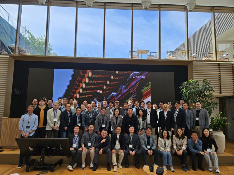 김응석 <span id='_stock_code_100790' data-stockcode='100790'>미래에셋벤처투자</span> 대표, 콜린 에반스 오픈AI VC 파트너십, 박희덕 트랜스링크인베스트먼트 대표, 신혜숙 한국산업은행 부행장, 권준희 아이엠투자파트너스 대표, 윤희경 카익투벤처스 대표, 맹두진 에이티넘인베스트먼트 사장. 한국산업은행 제공