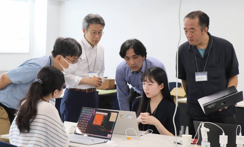 연세대학교 행정학과 홍순만 교수팀이 인공지능(AI)과 사람간 바둑 <span id='_stock_code_042340' data-stockcode='042340'>대국</span>을 통해 의사결정 방식의 차이를 살펴보고 있다. 연세대 제공