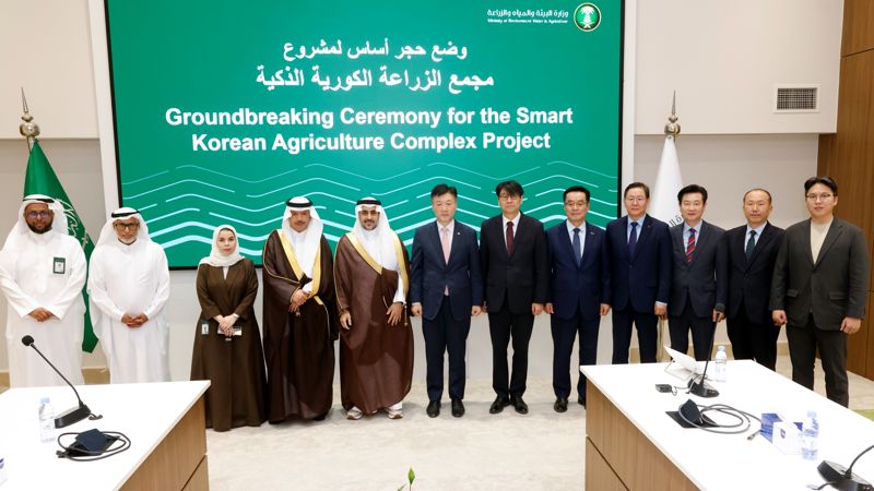 지난 21일(현지시간) 사우디아라비아 리야드 국립농업연구센터에서 열린 'K스마트팜 중동 수출 거점 조성을 위한 시범온실 착공식'에서 알 압둘라티프 사우디 물환경농업부 차관보, 알 무샤이티 사우디 물환경농업부 차관, 박범수 농림축산식품부 차관, 문병준 주사우디아라비아 대한민국 대사 대리, 안호근 한국농업기술진흥원 원장, 황청용 <span id='_stock_code_004370' data-stockcode='004370'>농심</span> 부사장(왼쪽 네번째부터) 등 관계자들이 기념촬영을 하고 있다. 농심 제공