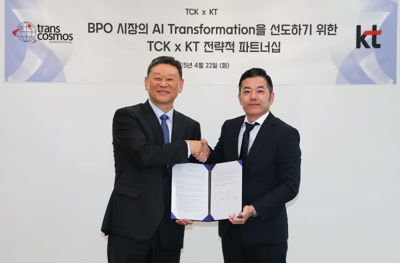 KT Enterprise부문장 안창용 부사장(왼쪽)과 TCK 타니 히로유키 대표가 맞춤형 AICC 플랫폼 구축을 위한 업무협약 체결 후 기념촬영하고 있다. KT 제공