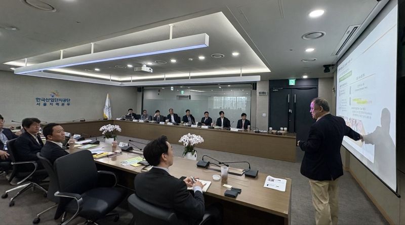 23일 한국산업단지공단 서울지역본부에서 열린 ‘산업단지 ESG+ 협의체’ 출범식에서 김인환 서울대학교 교수가 사례 발표를 하고 있다. 한국산업단지공단 제공