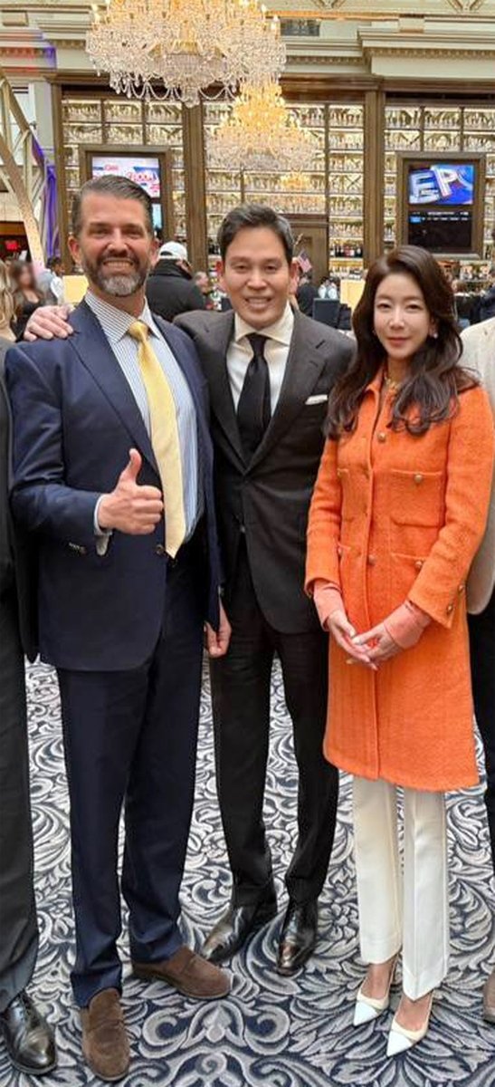 지난 1월 트럼프 대통령 취임식 참석을 위해 미국에 방문한 정용진 신세계 회장 부부가 도널드 트럼프 주니어(왼쪽)를 만나 기념촬영을 하고 있다. 신세계그룹 제공