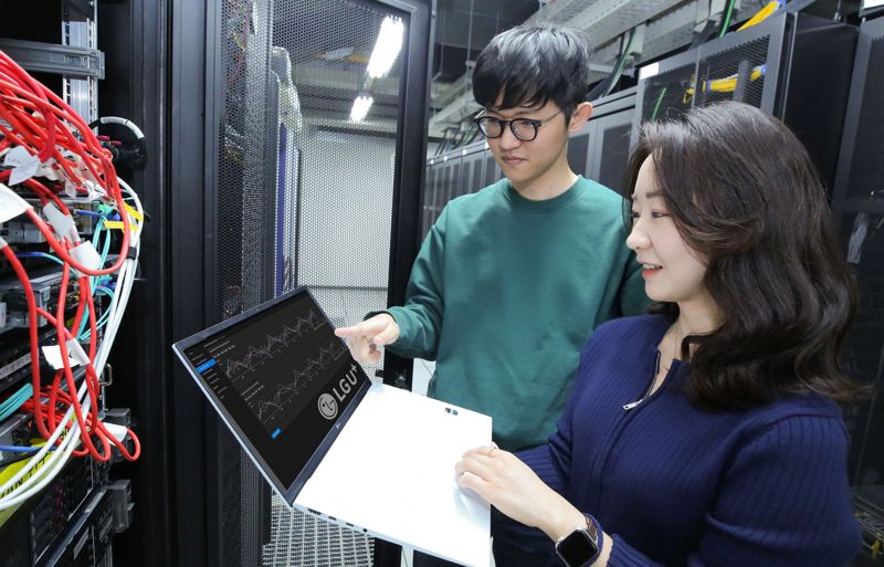 LG유플러스 임직원들이 AI를 활용한 네트워크 장애 예측 기술을 시연하고 있다. LG유플러스 제공