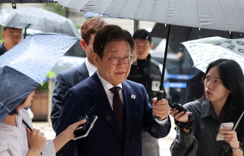 이재명 제21대 대통령 선거 더불어민주당 경선 후보가 22일 서울 서초구 서울 서초구 서울중앙지법에서 열린 대장동 배임 및 성남FC 뇌물 의혹 사건 75차 공판에 출석하고 있다. 사진=뉴시스