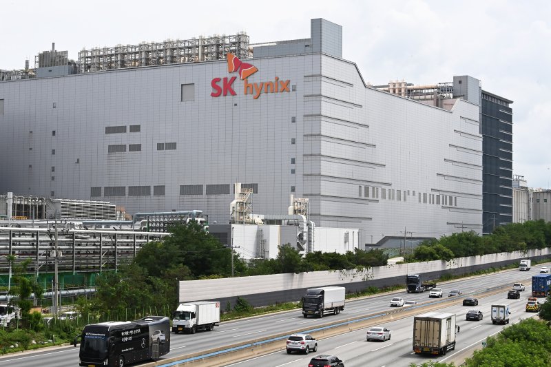 경기도 이천시 <span id='_stock_code_000660' data-stockcode='000660'>SK하이닉스</span> 본사 전경.뉴시스