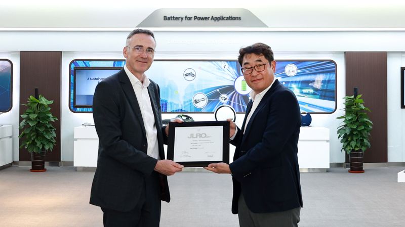 지난 23일 <span id='_stock_code_006400' data-stockcode='006400'>삼성SDI</span> 중국 톈진법인에서 열린 'JLRQ 어워드' 시상식에서 박정호 삼성SDI 중국 톈진법인장(오른쪽)이 닉 웰스 JLR 중국&middot;아시아태평양 지역 구매 총괄책임자로부터 JLRQ 인증서를 수여받고 있다. 삼성SDI 제공