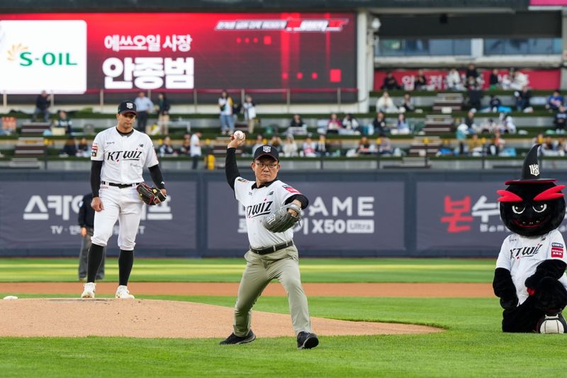 S-OIL 안종범 마케팅총괄 사장이 23일 열린 <span id='_stock_code_030200' data-stockcode='030200'>KT</span>위즈 경기에서 시구를 하고 있다. S-OIL제공 
