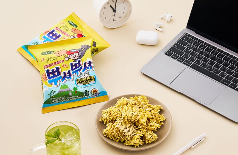 제주담음 뿌셔뿌셔 제주마농버터맛 제품. <span id='_stock_code_007310' data-stockcode='007310'>오뚜기</span> 제공 