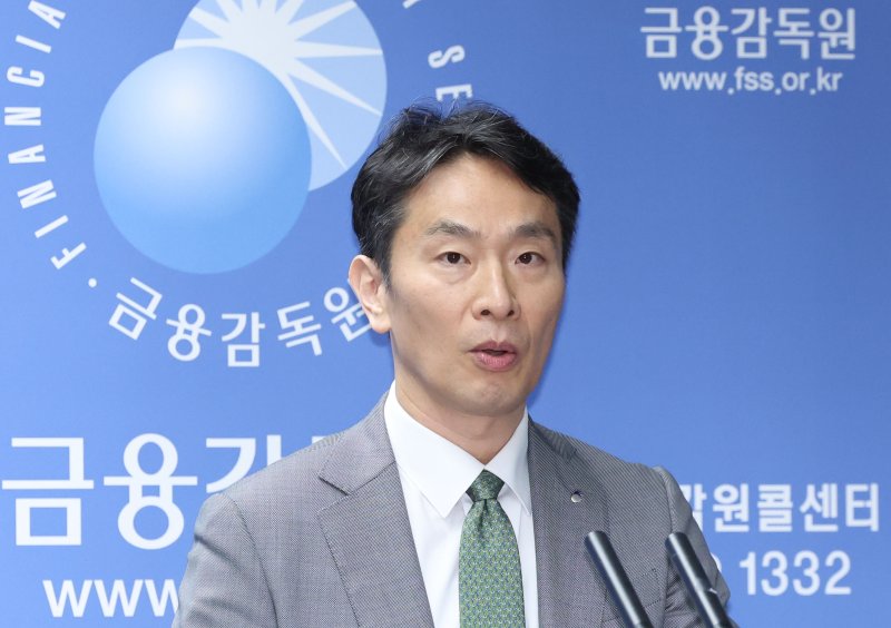 이복현 금융감독원장이 24일 오전 서울 영등포구 금융감독원에서 MBK, <span id='_stock_code_001470' data-stockcode='001470'>삼부토건</span> 등 자본시장 현안 관련 브리핑을 하고 있다. 사진=뉴시스