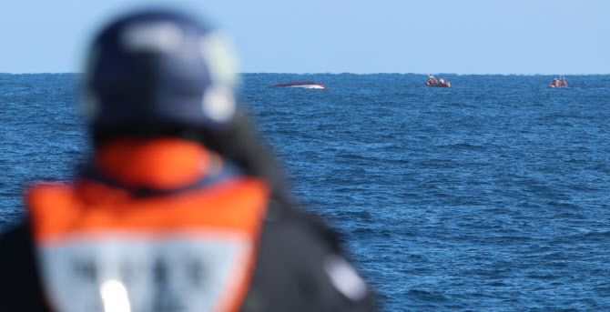 인천해양경찰서 구조대원이 수색 작업을 벌이고 있다. (사진=인천해양경찰서 제공)